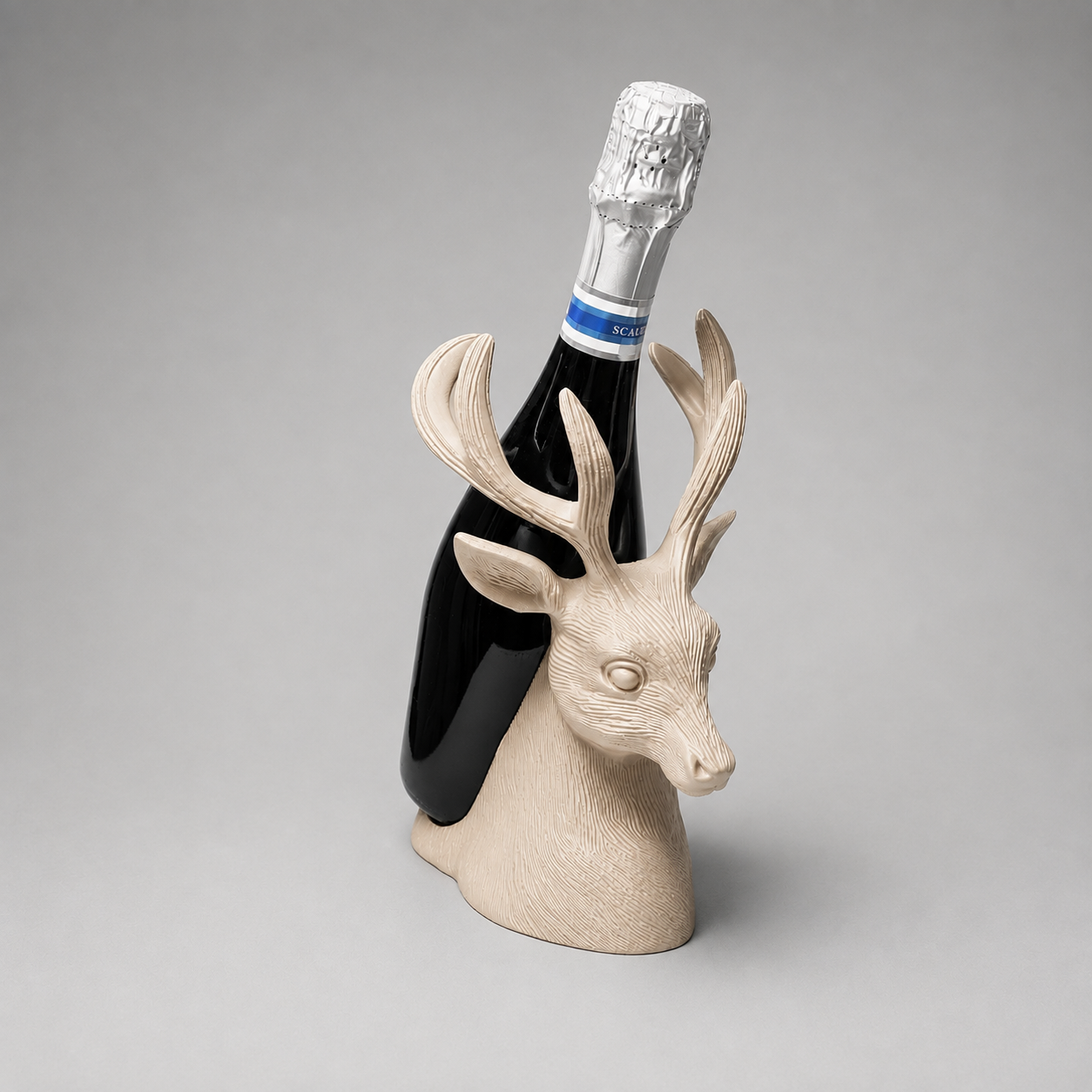 Porta-vinho de cervo na cozinha aconchegante
